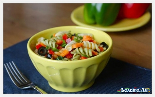 Bibərli və köklü makaron salatı - LoaDinG.Az