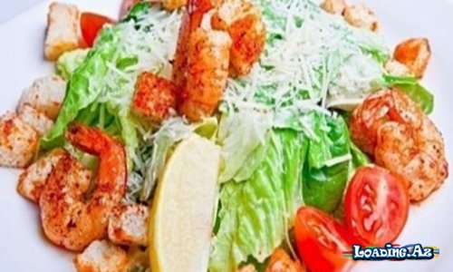Салат из гребенчатых креветок со свежими овощами