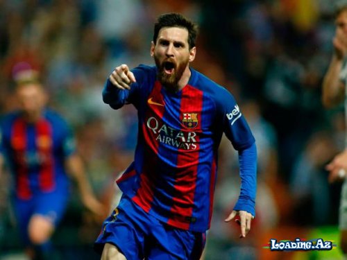 Messi corabından çıxardıb ağzına nə atdı? - LoaDinG.Az