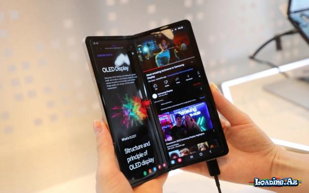 Samsung iki istiqamətdə qatlana bilən yeni ekranını sərgiləyib