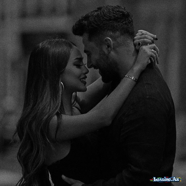 Bir qadın sev..Makiyajla bəzənməyi deyil, kitab rəfini kitablarıyla bəzəməyi sevən.. - LoaDinG.Az