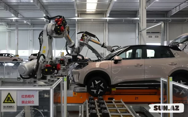 Çin şirkəti avtomobil istehsalında humanoid robotlardan istifadə etməyə başlayıb - LoaDinG.Az